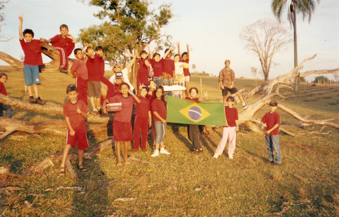 1ª fase do Semeando um Mundo Novo (2000-2001) - Turma de crianças conhecendo o manancial de Itatinga