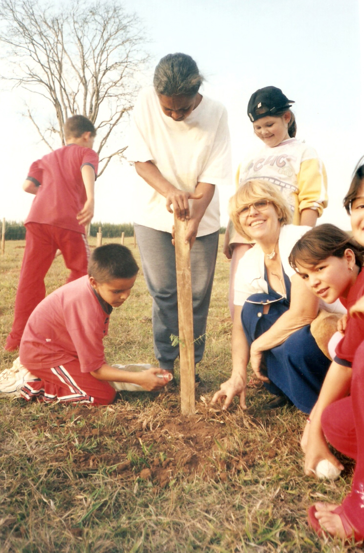 2ª fase do Semeando um Mundo Novo (2002-2003) - professores e crianças plantando árvores